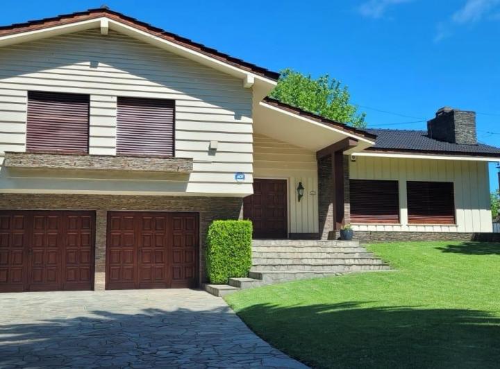 Casa · 334m² · 6 Ambientes · 2 Cocheras
