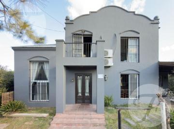 Casa · 205m² · 6 Ambientes · 2 Cocheras · Excelente Casa I Lote de 800 m² con Piscina y 4 Dorm. | Calefacción Central | Apta Crédito