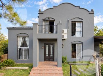 Casa · 205m² · 6 Ambientes · 2 Cocheras · Casa de Categoría en Venta en San Pedro | 4 Dorm., Pileta y Lote de 800 m² | Apto Crédito