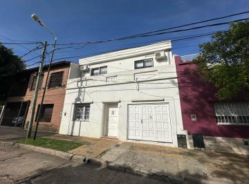 Frente · Casa de 6 Ambientes con Piscina y Garage en Excelente Ubicación