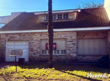 Casa de 6 ambientes, Mar del Plata · Chalet en Alquiler - Amplio Garage, Parque y Parrilla - Caseros 5729 - Mar del Plata.