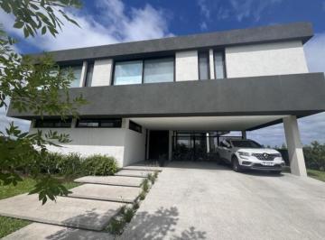 Casa · 337m² · 7 Ambientes · Casa Al Agua en Virazon de 5 Dorm. - Venta
