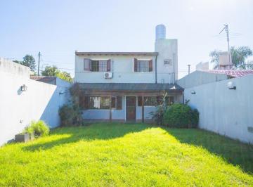 Casa · 172m² · 5 Ambientes · 1 Cochera · Venta Casa 5 Ambientes con Parque y Garaje en Castelar.