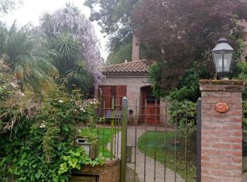 Casa · 426m² · 5 Ambientes · 1 Cochera · Impecable Chalet de 4 Ambientes con Amplio Jardin. Zona Anfiteatro del Pinar. Gas Natural