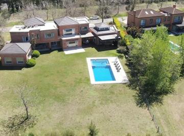 Casa · 550m² · 10 Ambientes · 2 Cocheras · Casa en Venta - 4 Dorm. - Al Golf - Mayling Cc