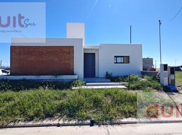Casa · 69m² · 4 Ambientes · 1 Cochera · Hermoso Duplex en Pampas de Manantiales! Gran Patio!