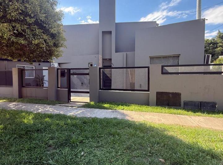 Casa · 210m² · 7 Ambientes · 2 Cocheras