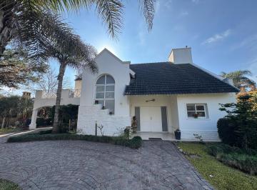 Casa · 216m² · 6 Ambientes · 2 Cocheras · Casa en Alquiler en Campos de Alvarez