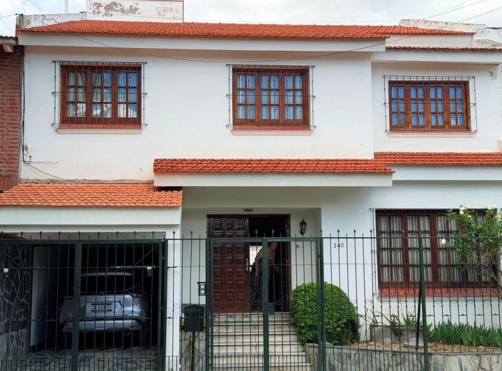 Casa · 320m² · 5 Ambientes · 1 Cochera