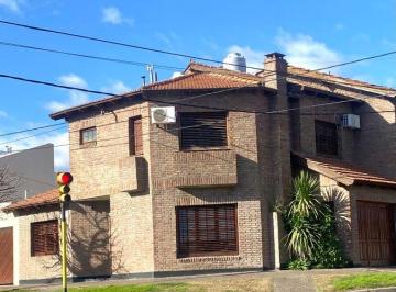 Casa de 6 ambientes, Bahía Blanca · Hermosa Casa de 3 Dorm. en Barrio La Falda