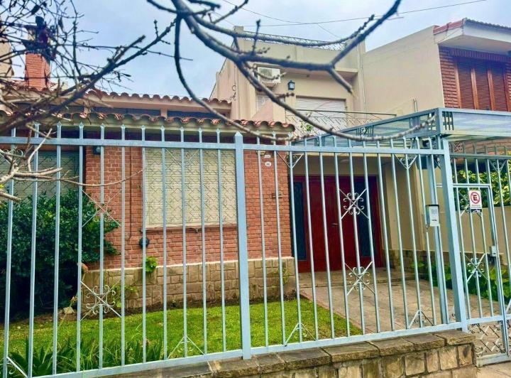 Casa · 300m² · 6 Ambientes · 2 Cocheras