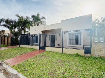 Casa · 106m² · 4 Ambientes · 3 Cocheras · Venta Casa 3 Dorm. con Gran Jardin