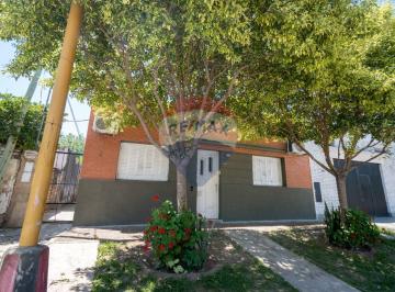 Casa · 106m² · 4 Ambientes · Casa en Venta de 3 Dorm. y Patio en Zona Sur