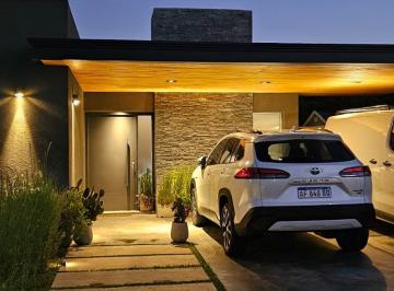Frente · Venta de Inmejorable Casa con Pileta en Una Planta en Pilar del Este