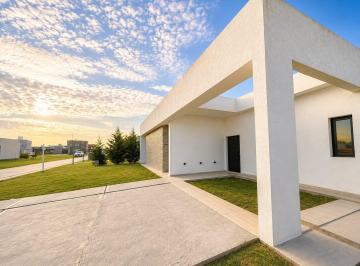 Casa · 140m² · 4 Ambientes · 1 Cochera · Casa a Estrenar en La Alameda | 4 Amb + Piscina + Lote 700 m²