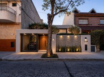 Casa · 93m² · Casa a Refaccionar en Venta – Gran Oportunidad Para Reciclar Lote 8,66 m de Frente X 18,40 de Fondo
