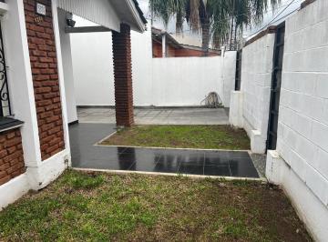 Casa · 100m² · 3 Ambientes · 4 Cocheras · Amplia Casa a Nueva con Cochera Para Varios Autos y Jardín