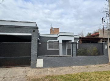 Casa · 120m² · 6 Ambientes · 1 Cochera · Casa 2 Dorm. - Funes