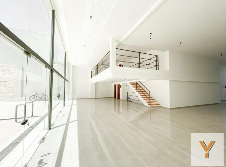 Local comercial · 550m² · 20 Cocheras