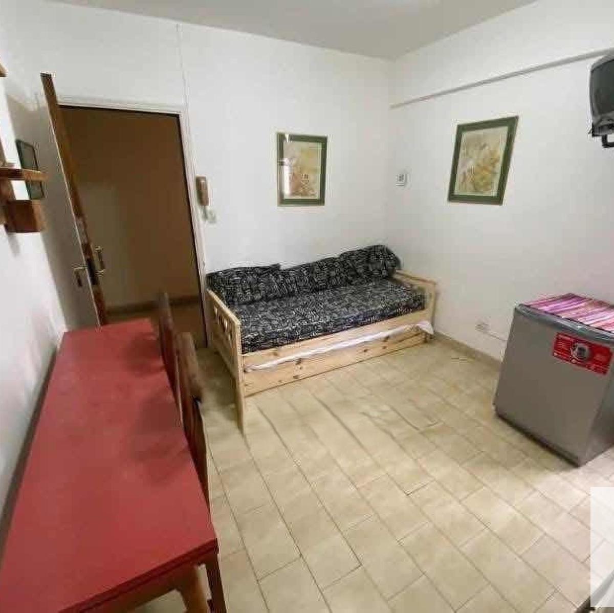 Depto 2 amb, 29m² con ascensor — Centro