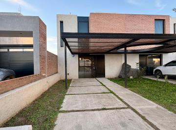 Casa de 1 ambiente, Córdoba · Moderno Dúplex de 3 Dorm con Patio, Asador y Excelente Luminosidad en Docta