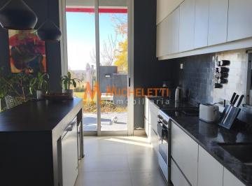 Casa · 231m² · 9 Ambientes · 2 Cocheras · Casa en Venta en Barrio Cerro Alto