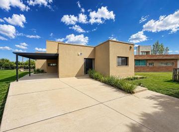 Casa · 110m² · 4 Ambientes · 2 Cocheras · Venta - Casa 2 Dorm. Roldan