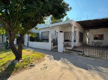 Casa · 70m² · 3 Ambientes · 1 Cochera · Venta Casa 3 Amb + 2 PH en Lote de 300 m² - Av Ratti