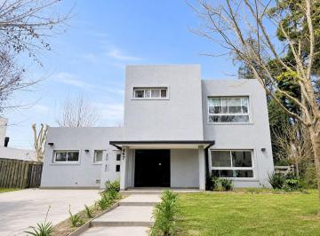 Casa · 202m² · 4 Ambientes · 1 Cochera · Casa en Venta 4 Amb con Jardin Parrilla San Matias