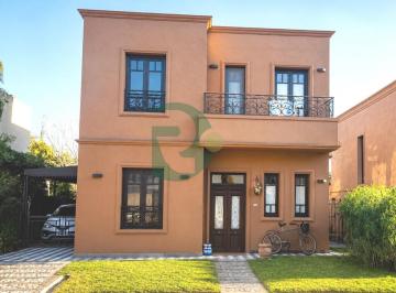Casa · 260m² · 5 Ambientes · 3 Cocheras · Venta Casa 5 Amb. Lote 400 m B. Cerrado. Parque Leloir