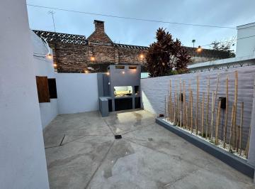 Casa · 145m² · 3 Ambientes · 1 Cochera · Casa en Alquiler 2 Dorm. 3 Baños