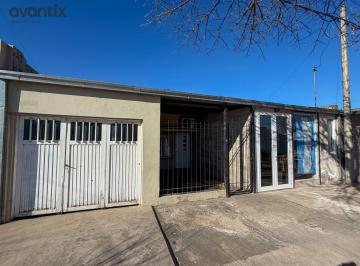 Casa · 103m² · 5 Ambientes · 2 Cocheras · Amplia Casa con Local Comercial en Barrio Villa Rosas