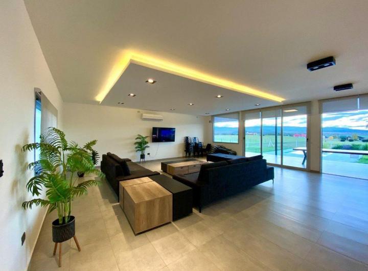 Casa · 162m² · 8 Ambientes · 1 Cochera