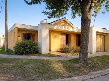 Casa · 136m² · 4 Ambientes · 2 Cocheras · Venta Casa Esquina en Calchin