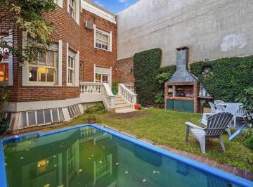 Casa · 235m² · 6 Ambientes · 3 Cocheras · Casa Estilo Ingles de 6 Ambientes Lista Para Vivir
