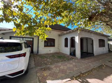 Casa · 174m² · 5 Ambientes · 1 Cochera · Cordero 461, Entre J. de La Peña y Canale, Adrogué - Chalet de Tres Drms Distribuido en Planta Baja