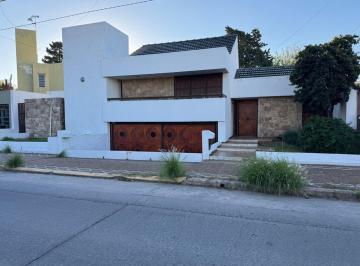 Casa · 280m² · 6 Ambientes · 2 Cocheras · Casa en Villa Centenario