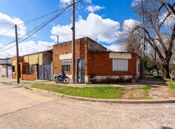 Casa · 90m² · 4 Ambientes · 1 Cochera · Venta Casa de 3 Dorm. con Cochera Barrio Lisandro de La Torre, Rosario