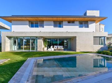 Casa · 440m² · 3 Dormitorios · 2 Cocheras · Casa en Venta en Los Cerezos, Valle Escondido