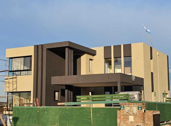 Casa · 272m² · 6 Ambientes · 2 Cocheras