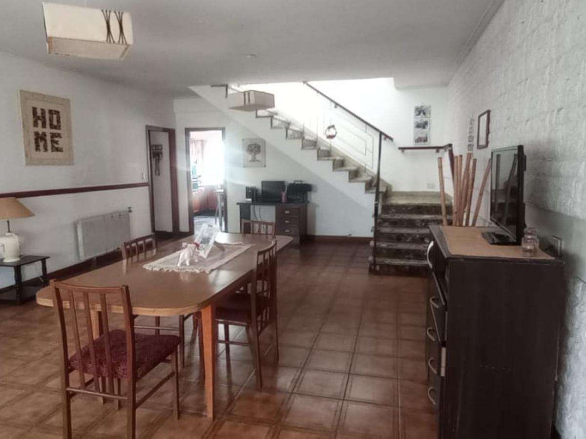 Propiedad al frente, sobre avenida Libertad con 6 amb, 230m² — 9 de Julio