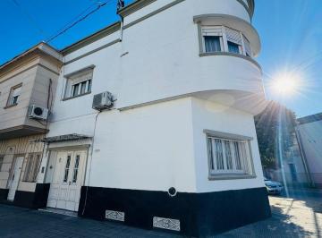 Casa · 122m² · 5 Ambientes · 1 Cochera · Casa Amplia con 3 Dorm. y Cochera en La Plata