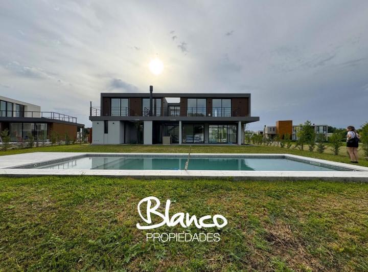 Casa · 358m² · 5 Ambientes · 1 Cochera