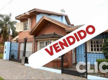Casa · 245m² · 5 Ambientes · 2 Cocheras · Casa 5 Ambientes en Venta en Monte Grande con Jardín