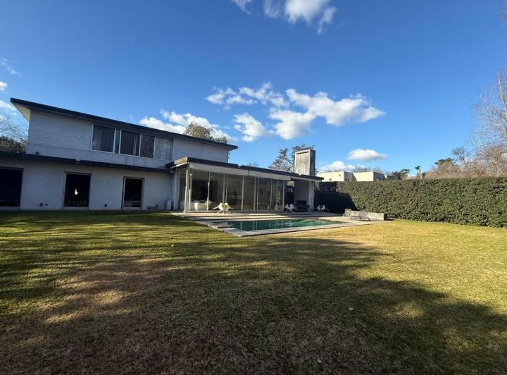 Casa · 1435m² · 3 Dormitorios