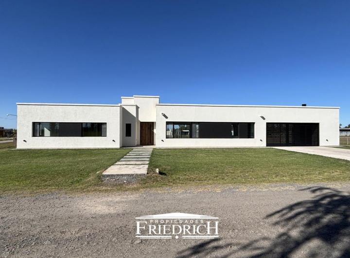 Casa · 145m² · 4 Ambientes · 2 Cocheras