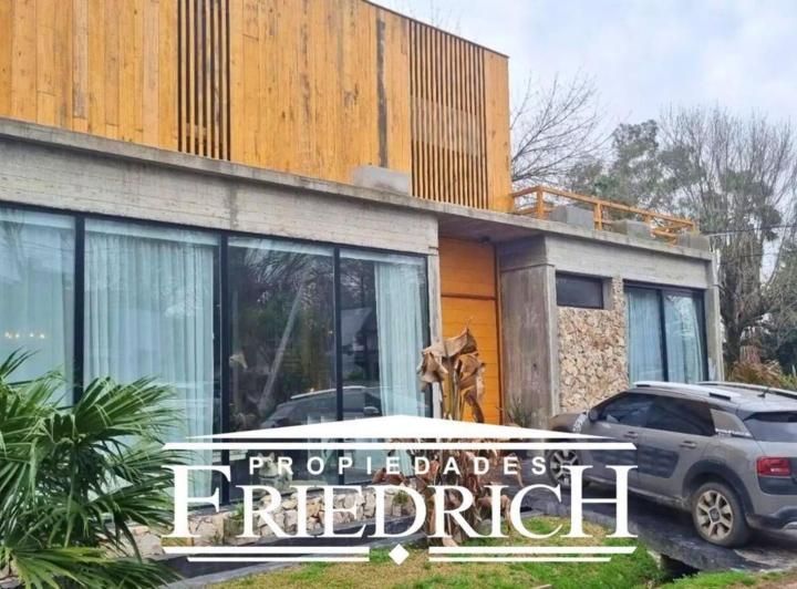 Casa · 240m² · 5 Ambientes · 2 Cocheras