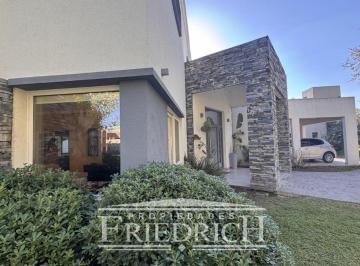 Casa · 298m² · 5 Ambientes · 9 Cocheras · Weston