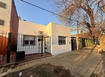 Casa · 200m² · 4 Ambientes · Casa en Alquiler de Dos o Tres Dorm. con Parque