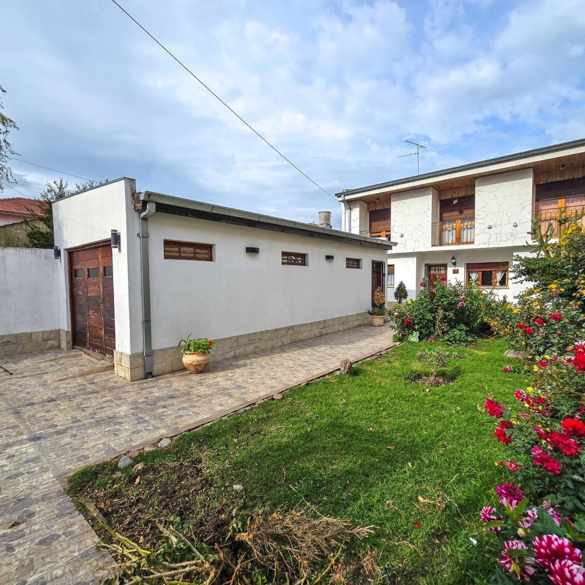 Casa cinco ambientes con garage, parque al frente y terraza